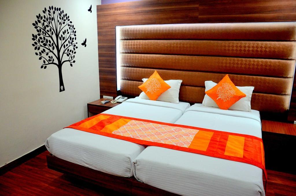 Geetika Galaxy Hotel Kānpur Exterior photo