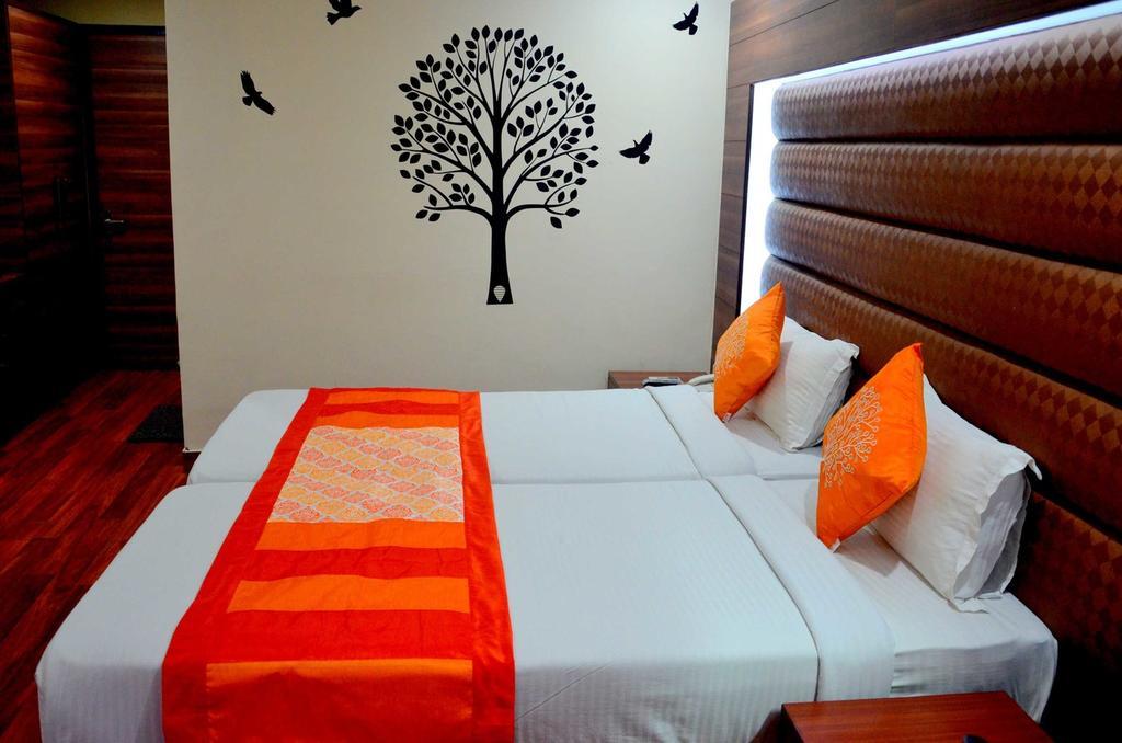 Geetika Galaxy Hotel Kānpur Exterior photo