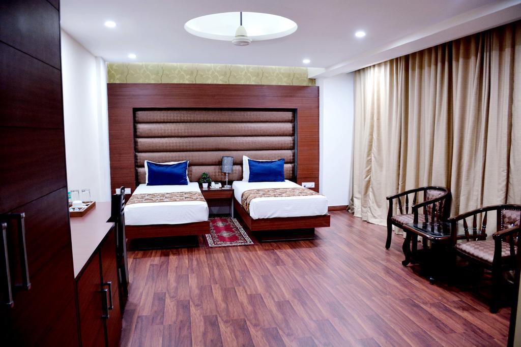 Geetika Galaxy Hotel Kānpur Exterior photo