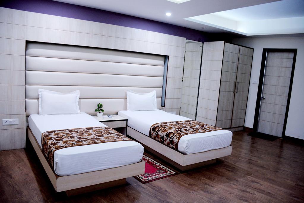 Geetika Galaxy Hotel Kānpur Exterior photo