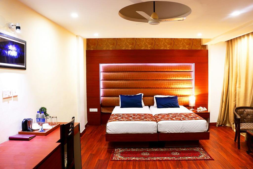 Geetika Galaxy Hotel Kānpur Exterior photo