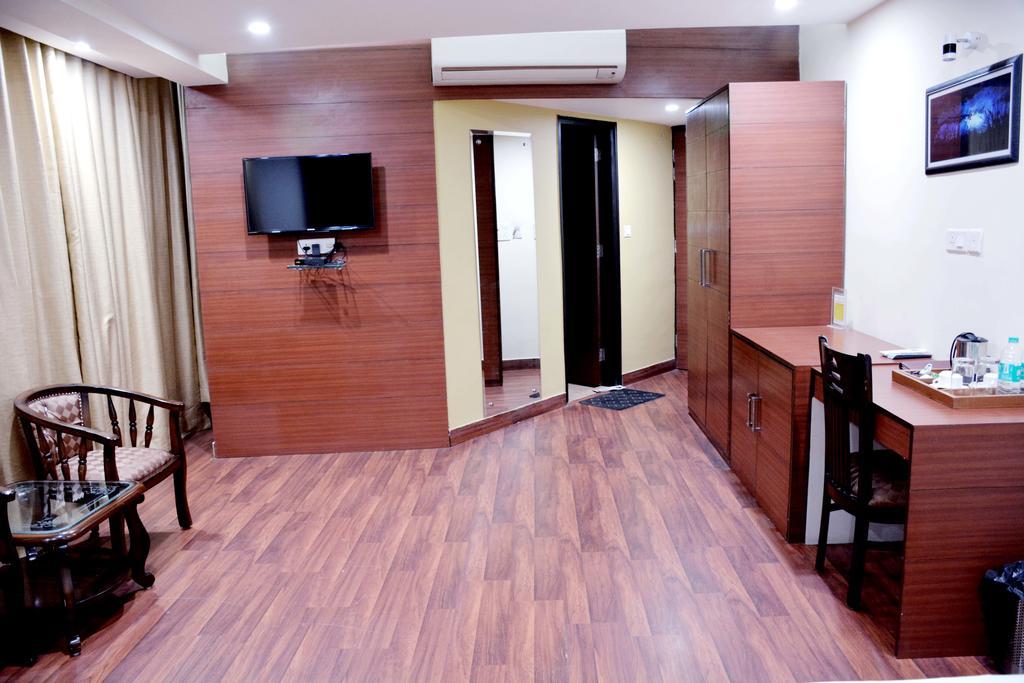 Geetika Galaxy Hotel Kānpur Exterior photo